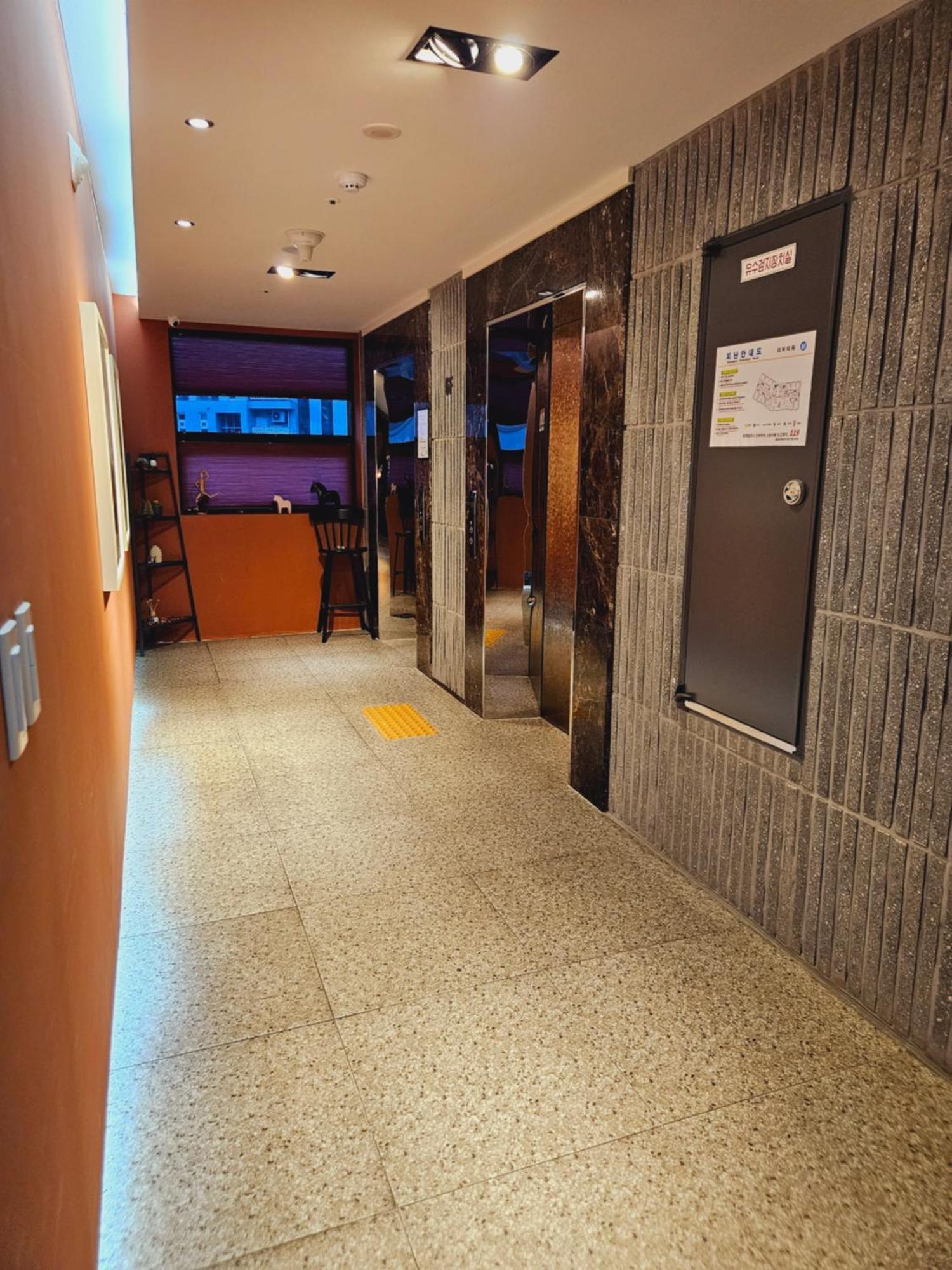 Brown Dot Hotel ג'ינג'ו מראה חיצוני תמונה