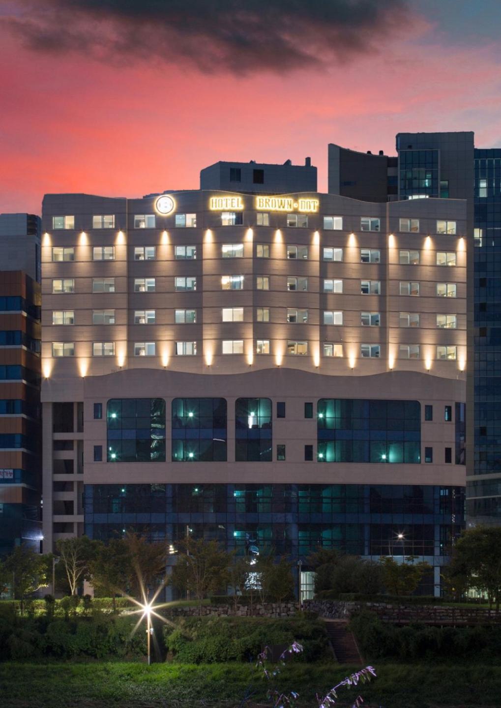 Brown Dot Hotel ג'ינג'ו מראה חיצוני תמונה
